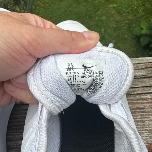 Nike Women’s Running Shoes 7.5 - Picture 2 of 4